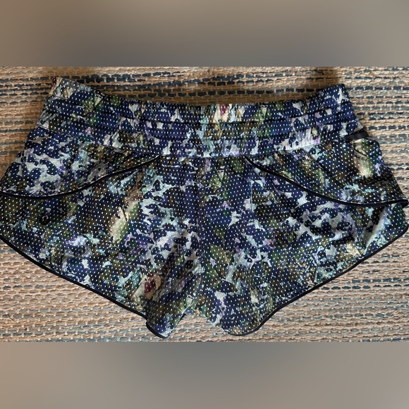 Lululemon Water: Surf Short in Floral Sport White Multi Black Reversible Size 6 - Picture 6 of 15